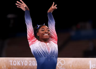 Simone Biles na final de trave das Olimpíadas de Tóquio Imagem: Laurence Griffiths/Getty Images