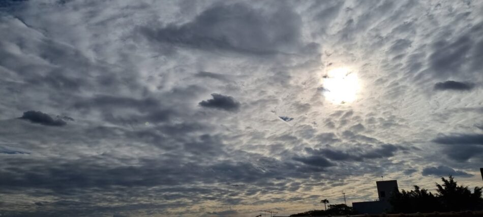 Foto do arquivo pessoal mostrando o sol encoberto por nuvens carregadas e cinzentas., para ilustrar o texto: Por que os dias cinzentos me deixam triste?