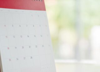 Cérebro neurodivergente e hiperexcitado: foto de um calendário numa mesa e ao fundo, cores desfocadas.
