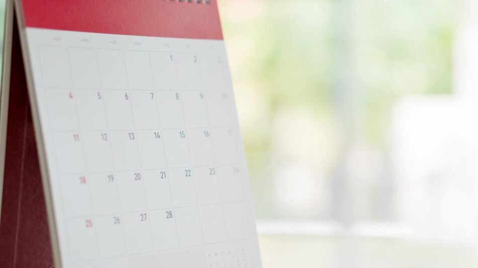 Cérebro neurodivergente e hiperexcitado: foto de um calendário numa mesa e ao fundo, cores desfocadas.