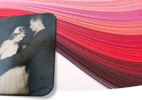 Foto P&B de Irene e seu futuro marido, José, no Baile de Formatura, em 1955, com detalhes de um feixe de cores ao fundo.