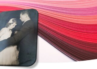 Foto P&B de Irene e seu futuro marido, José, no Baile de Formatura, em 1955, com detalhes de um feixe de cores ao fundo.