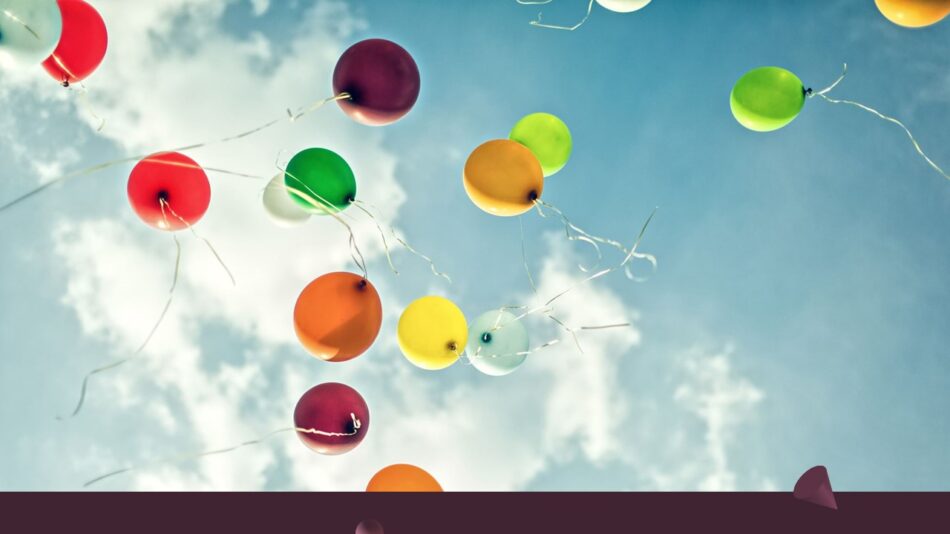 A importância da família na vida do autista. A ilustração desse texto são balões coloridos, subindo para o céu azul com nuvens brancas.