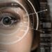 Close em um dos olhos de uma mulher com marcações circulares de medição. Autistas crescem.