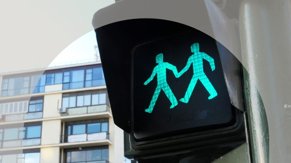 Mãe e filha autistas, a história se repete. Semáforo de pedestre, com dois bonequinhos verdes, indicando: siga.