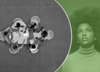 Foto partida ao meio por duas imagens: uma mesa com mulheres debatendo, em preto e preto. outra imagem é uma mulher negra foto p&b esverdeada. Ela está com olhar perdido e pensativo.