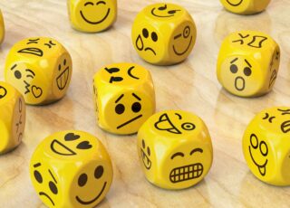 Autismo e as emoções: dadinhos amarelos com carinhas representando nossas emoções.