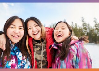 Autista gosta de ter amigo, mas não sabe como. Foto de três jovens, de cabelos castanhos, traços asiáticos, sorridentes, abraçadas.