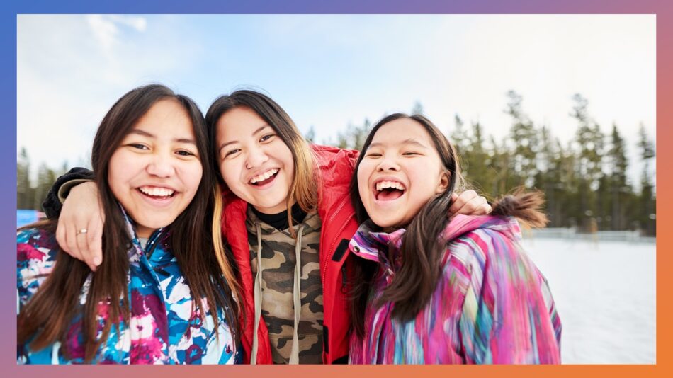 Autista gosta de ter amigo, mas não sabe como. Foto de três jovens, de cabelos castanhos, traços asiáticos, sorridentes, abraçadas.