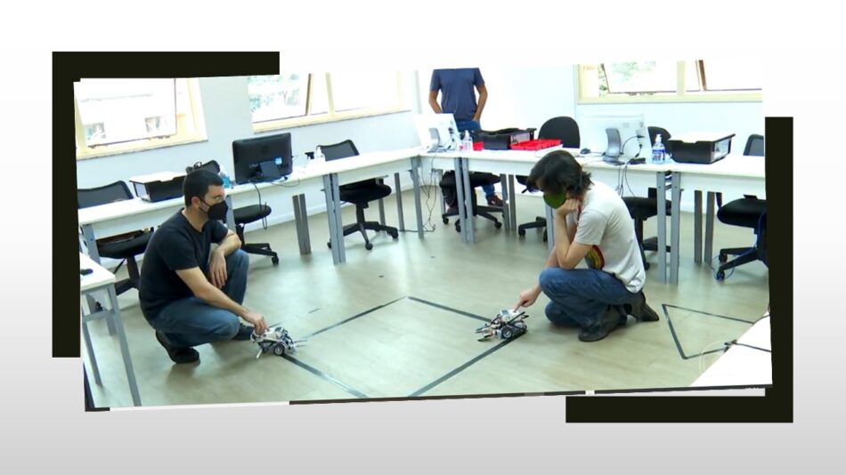 Imagem de dois rapazes sentados no chão, em uma empresa, fazendo uma dinâmica. Texto Estou cansada de ser autista.