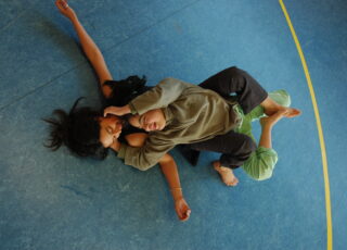 TEArte, o encontro da dança com o autismo. a foto da professora Anamaria com seu aluno