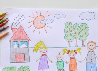 Semana das Mães, inclusão, amor e diversidade. Desenho de criança. Uma casinha sol árvore, papai, mamãe e dois filhinhos
