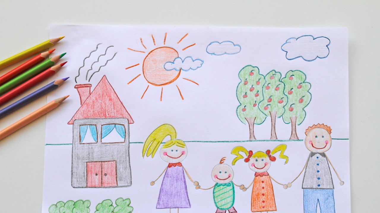 Semana das Mães, inclusão, amor e diversidade. Desenho de criança. Uma casinha sol árvore, papai, mamãe e dois filhinhos