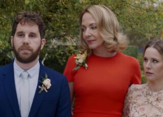 Cena do filme os Odiados do Casamento, da Amazon Prime Video, com Kristen Bell, Alison Janney e Ben Pratt.