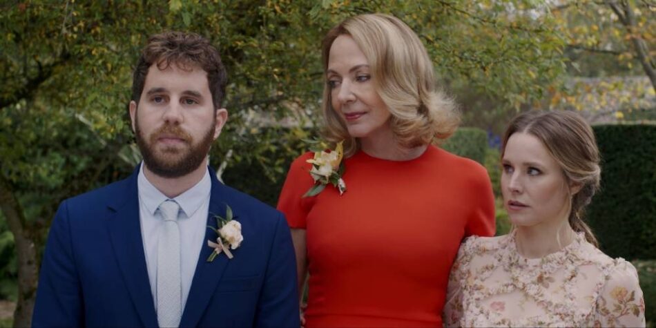 Cena do filme os Odiados do Casamento, da Amazon Prime Video, com Kristen Bell, Alison Janney e Ben Pratt.