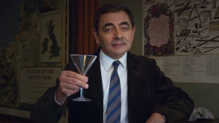 Ator desgasta estilo Mr. Bean em Johnny English 3.0. Confira a resenha de Sophia Mendonça sobre o filme com Rowan Atkinson.