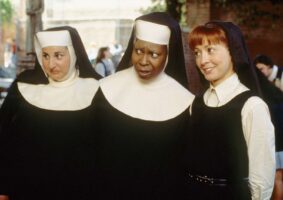 Clássico das comédias, Mudança de Hábito discute religião com respeito e humor ao trazer Whoopi Goldberg no papel de uma freira.