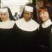 Clássico das comédias, Mudança de Hábito discute religião com respeito e humor ao trazer Whoopi Goldberg no papel de uma freira.