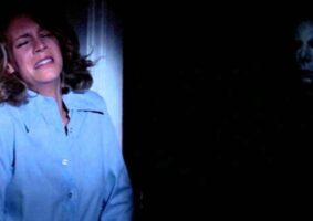 Laurie Strode e Michael Myers em Halloween - A Noite do Terror criaram uma franquia absolutamente icônica e aterrorizante.