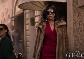 Como está Lady Gaga em Casa Gucci? Confira a crítica de Sophia Mendonça sobre o filme de Ridley Scott que dividiu opiniões.