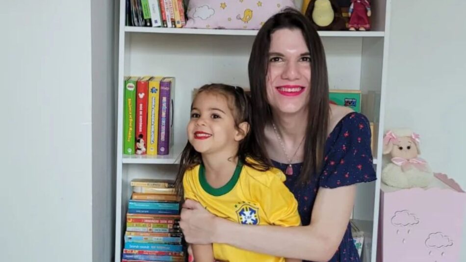 Sophia Mendonça comenta situações em que criança autista é destratada na escola. Assim, clama por respeito e responsabilidade dos adultos.