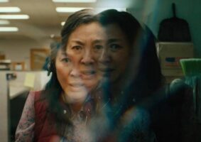 Vitória de Michelle Yeoh no Oscar 2023 ressalta sobrevivência e coroa atuação vigorosa em Tudo em Todo Lugar ao Mesmo Tempo.