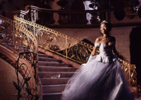 A Cinderela trouxe a primeira princesa negra da Disney. Esta é uma das melhores versões do conto de fadas. Veja a crítica de Sophia Mendonça.