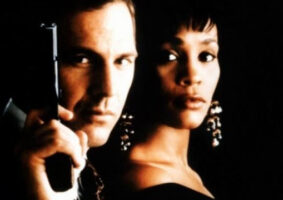 Whitney Houston é magnética no romance O Guarda Costas. Assim, o filme disponível na HBO Max é novelão de ótima qualidade