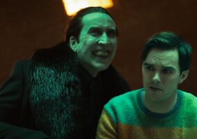 Nicholas Hoult e Nicolas Cage divertem em Renfield - Dando o Sangue pelo Chefe. Porém, o filme não confia no potencial de uma ótima idéia.