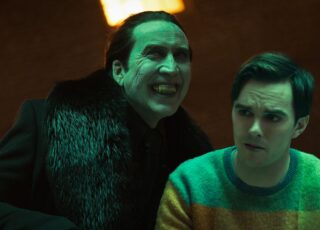Nicholas Hoult e Nicolas Cage divertem em Renfield - Dando o Sangue pelo Chefe. Porém, o filme não confia no potencial de uma ótima idéia.