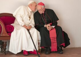 Jonathan Pryce e Anthony Hopkins brilham em Dois Papas. Filme traz reflexões instigantes sobre igreja e religião.