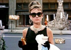 Audrey Hepburn é icônica e impecável como protagonista de Bonequinha de Luxo. Confira a crítica de Sophia Mendonça para o clássico.