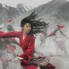 Live-action de Mulan propõe abordagem mais séria à história. Filme de Niki Caro não oferece tensão nem alívio cômico.