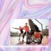 fundo com o espectro das cores clarinho e ,ao centro, um garoto na cadeira de rodas, jogando basquete com outros dois.