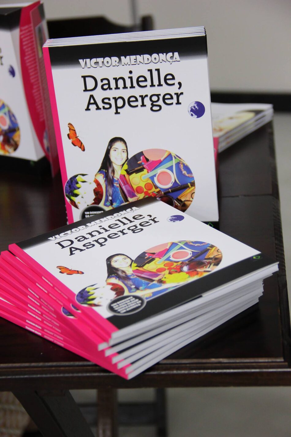 Psiquiatra e pesquisador em autismo analisa o mundo de mulheres em Danielle, romance de 2016 escrito por Sophia Mendonça.