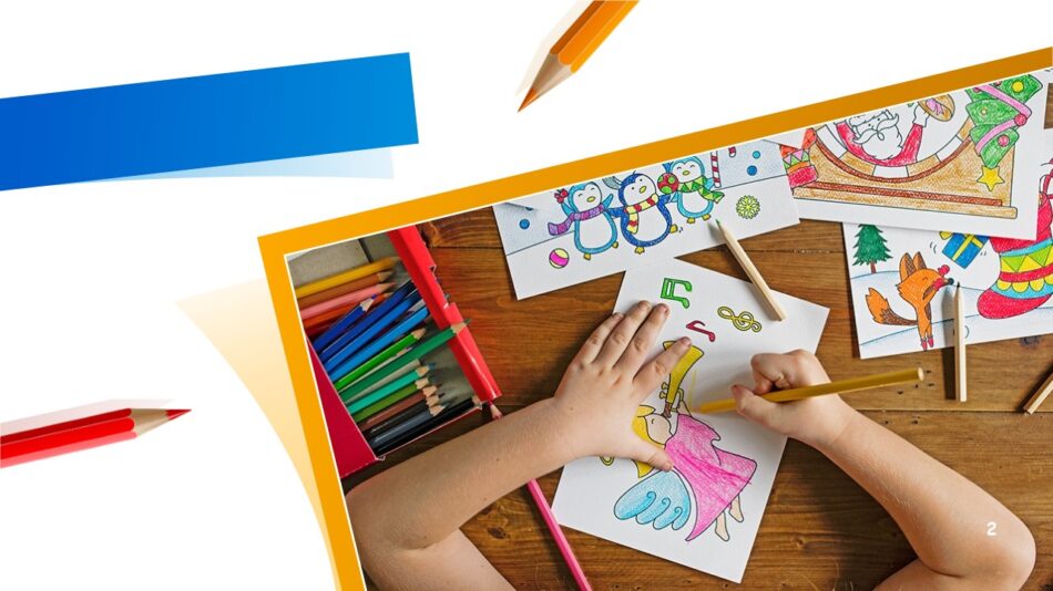 Mundo Inclusivo já: foto das mãos de uma criança desenhando sobre uma mesa, com vários desenhos espalhados, vista de cima.