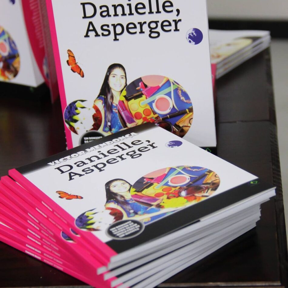 A história do romance Danielle e o autismo na adolescência, com crises e autismo leve, pela crítica literária Roberta Colen.