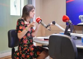 Filha da radialista Selma Sueli Silva, da rádio Itatiaia, a jornalista e apresentadora Sophia Mendonça fala sobre o dia mundial do rádio.