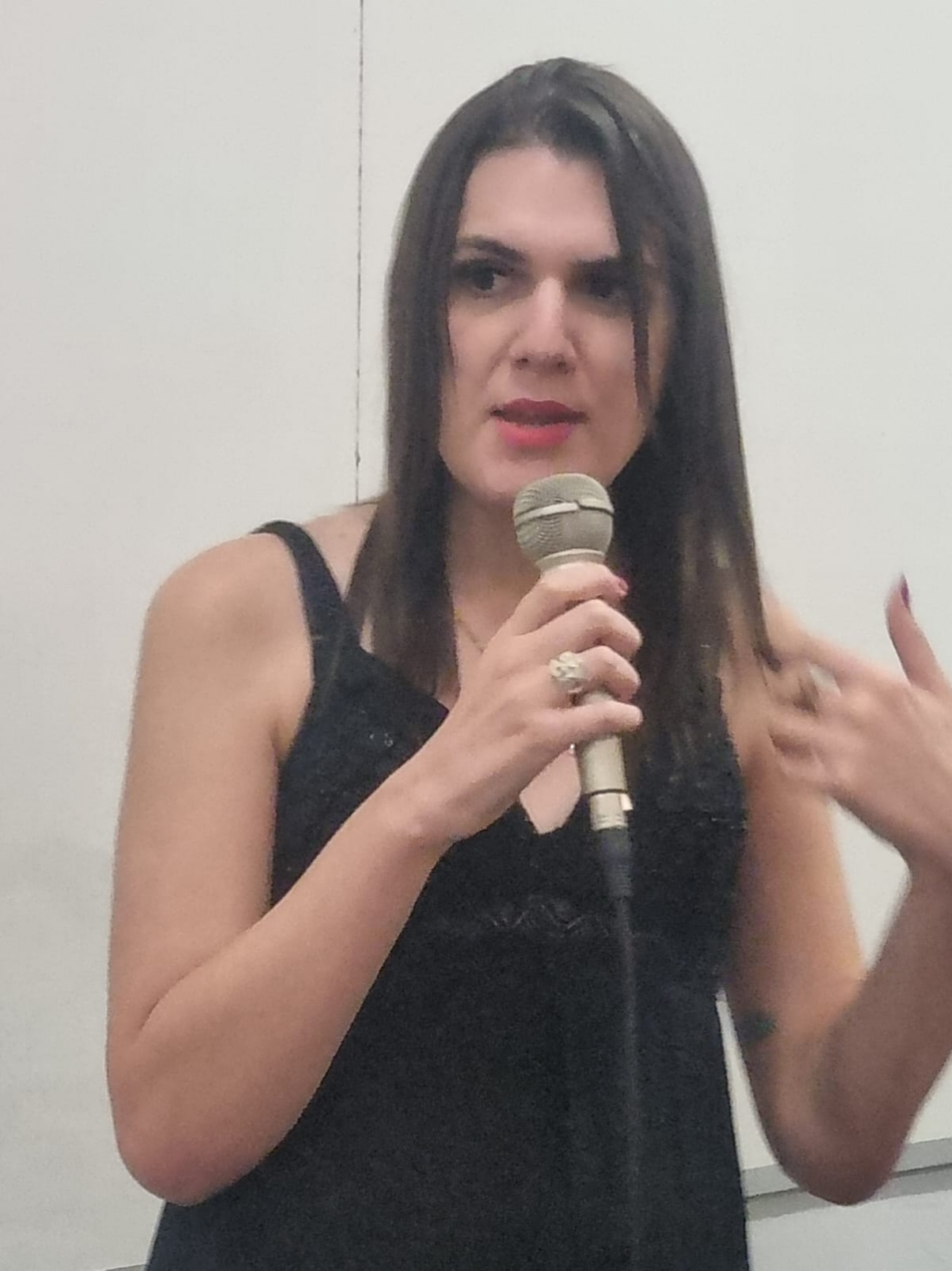 Sophia Mendonça faz palestra sobre autismo, gênero e sexualidade na Una-Betim. Evento contou com conteúdo científico e relatos íntimos.