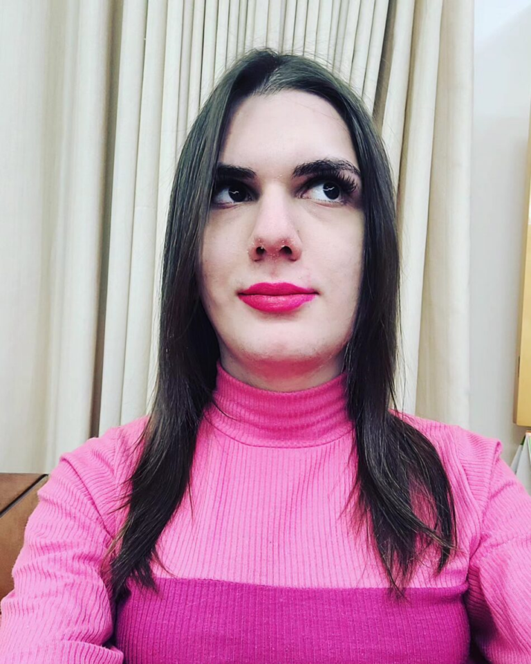 Sophia Mendonça é jornalista e escritora. Também, atua como youtuber do canal “Mundo Autista” e é colunista da “Revista Autismo/Canal Autismo“ e do “Portal UAI“. Além disso, é mestre em Comunicação, Territorialidades e Vulnerabilidades (UFMG) e doutoranda em Literatura, Cultura e Tradução (UfPel). Assim, em 2016, tornou-se a pessoa mais jovem a receber o Grande Colar do Mérito em Belo Horizonte. Já em 2019, ganhou o prêmio de Boas Práticas do programa da União Européia Erasmus+.