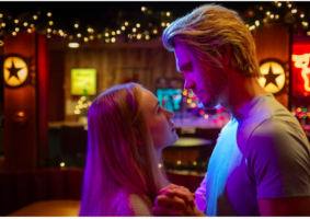 Ótimo elenco e cenas de strip masculino garantem a diversão em No Ritmo do Natal, com Britt Robertson e Chad Michael Murray.