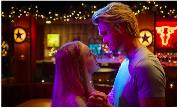 Ótimo elenco e cenas de strip masculino garantem a diversão em No Ritmo do Natal, com Britt Robertson e Chad Michael Murray.