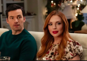 Nosso Segredinho é a terceira colaboração entre Lindsay Lohan e a Netflix. Confira resenha dessa comédia romântica de Natal.