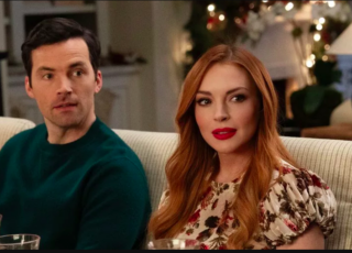 Nosso Segredinho é a terceira colaboração entre Lindsay Lohan e a Netflix. Confira resenha dessa comédia romântica de Natal.