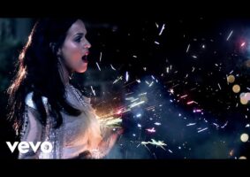 Você sabia que a música Firework, de Katy Perry, é um hino budista? Confira a crítica de Sophia Mendonça, que associa a canção à Soka Gakkai.