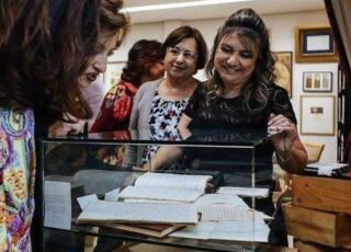 O livro "Minha vida de trás para frente: a jornalista que se descobriu autista", da talentosa Sescritora autista Selma Sueli Silva;