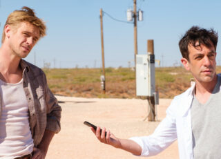 Superficialidade e Indecisão de Tom prejudicam Vingança. Este é um esforço válido, Mas Aquém do Potencial.