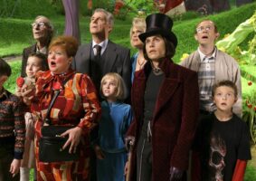 Qual é a sinopse de A Fantástica Fábrica de Chocolate (2005), de Tim Burton? Crítica da adaptação de Tim Burton para o livro de Roah Dahl.