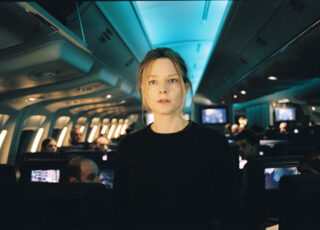 A intrigante história do suspense "Plano de Voo". Jodie Foster brilha neste thriller disponível na Netflix.