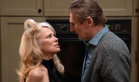 Resenha do reboot de Corra que a Polícia Vem Aí, por Selma Sueli. Filme é uma comédia divertida de sátira pastelão.